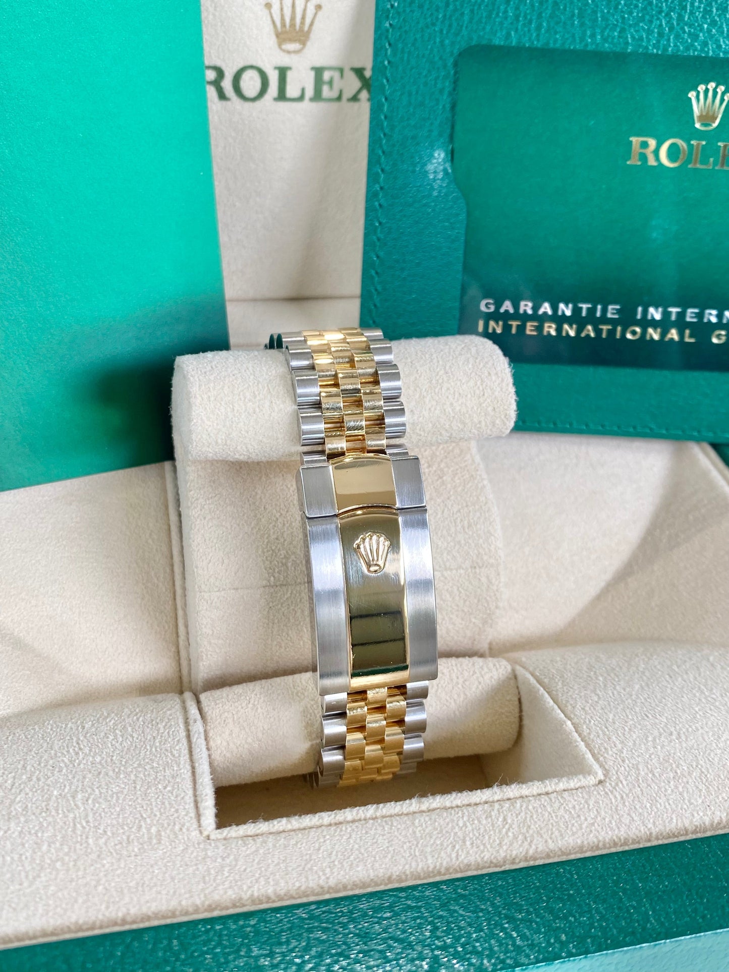 Rolex Datejust 36 126233 Mother of Pearl Dial Watch